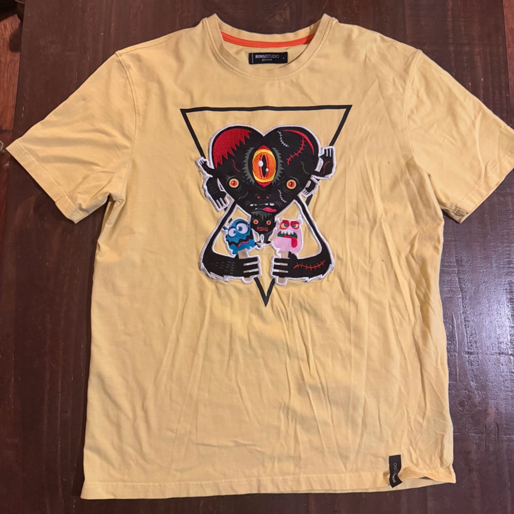 Roku Studio Heart Tee-Shirt Men's Size L Yellow Graphic Casual